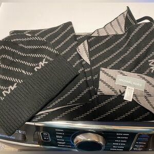 MICHAEL KORS BEANIE AND SCARF SET - NEW NO TAGS - BLACK/GRAY